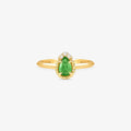 Anel V com Diamantes e Esmeralda Natura em Ouro Amarelo 18K